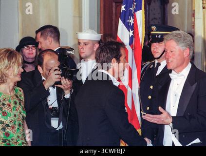 Washington, DC - 23 février 2000 -- le président américain Bill Clinton accueille l'acteur Dennis Quaid au dîner d'État en l'honneur du roi Juan Carlos Ier d'Espagne le 23 février 2000. Le rendez-vous de Quaid, l'actrice Meg Ryan est à l'extrême gauche de la photo et l'actrice Diane Keaton peut également être vue à gauche entre M.S. Ryan et le photographe. Crédit : Ron Sachs - piscine Banque D'Images