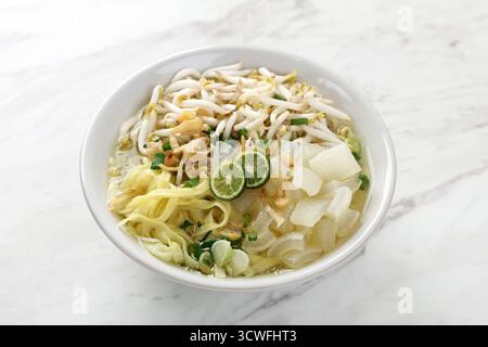 MIH Kocok Bandung. Plat traditionnel sundanais de soupe de nouilles au bœuf avec croustillant de vache et germes de haricots de Bandung, Java occidental. Banque D'Images