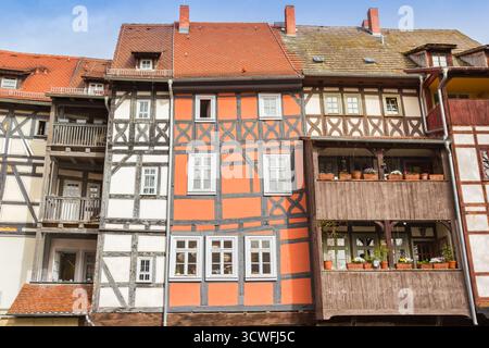 Maisons à colombages sur le pont historique des marchands à Erfurt, Allemagne Banque D'Images