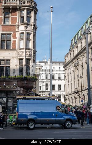 Londres, Royaume-Uni. 11 octobre 2025. (Photo) a rencontré police facial Recognition Van, une unité mobile équipée de caméras et de logiciels pour effectuer une reconnaissance faciale en direct – qui implique la comparaison des visages capturés sur des images de caméra de surveillance avec une liste de surveillance de la police en temps réel. La police du met, la plus grande force de police de Grande-Bretagne, est actuellement en train de doubler son utilisation de la reconnaissance faciale en direct à 10 déploiements par semaine, contre quatre fois par semaine actuellement sur deux jours. Crédit : Guy Corbishley/Alamy Live News Banque D'Images