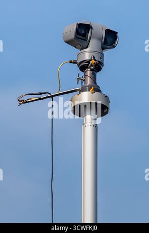 Londres, Royaume-Uni. 11 octobre 2025. (Photo) la caméra entièrement étendue d'une camionnette de reconnaissance faciale met police, une unité mobile équipée de caméras et de logiciels pour effectuer une reconnaissance faciale en direct – qui implique la comparaison des visages capturés sur les images de la caméra de surveillance avec une liste de surveillance de la police en temps réel. La police du met, la plus grande force de police de Grande-Bretagne, est actuellement en train de doubler son utilisation de la reconnaissance faciale en direct à 10 déploiements par semaine, contre quatre fois par semaine actuellement sur deux jours. Crédit : Guy Corbishley/Alamy Live News Banque D'Images