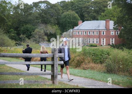 New York, États-Unis. 11 octobre 2025. Les gens marchent au site historique national de Sagamore Hill à New York, aux États-Unis, 11 octobre 2025. Le gouvernement fédéral américain a entamé un arrêt sur Oct. 1, marquant le premier arrêt en près de sept ans. Crédit : Zhang Fengguo/Xinhua/Alamy Live News Banque D'Images