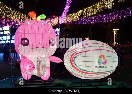 Lerongrong, mascotte officielle des 15es Jeux nationaux des Jeux populaires de Chine, avec un ballon de rugby, illuminé dans victoria Park, Hong Kong Banque D'Images