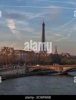 Vue sur la Seine en direction de la Tour Eiffel à la lumière du petit matin. Banque D'Images
