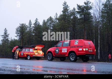 Oblast de Murmansk, Russie - 13 décembre 2024 : deux voitures de rallye rouges, un break Moskvich classique et un VUS UAZ Patriot Arctic Trucks moderne, garé o Banque D'Images