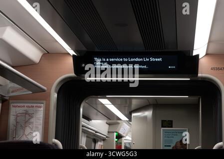 Southend on Sea, Essex, Royaume-Uni. 12 octobre 2025. Le départ à 06h15 de Southend Victoria en direction de Londres est le premier train exploité sous la propriété publique du réseau Greater Anglia sur cette ligne. Greater Anglia finira par faire partie des Great British Railways, que le gouvernement prévoit de mettre en place dans les années à venir. L’autre opérateur ferroviaire local C2C a été nationalisé en juillet et sera intégré au réseau du Grand Anglia dans Network Rail Anglia. Le train partit à l'heure. Banque D'Images