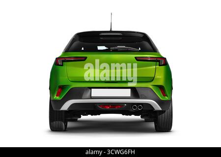 Prise de vue en studio capturant la vue arrière complète d'un B-suv de couleur verte sur fond blanc Banque D'Images