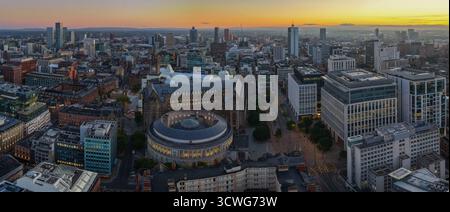 Panorama aérien du centre-ville de Manchester à l'aube avec la place Saint-Pierre et le lever du soleil doré. Banque D'Images