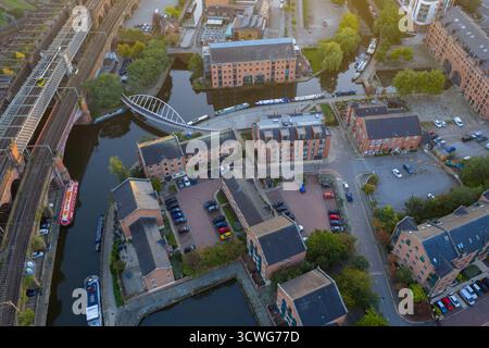 Image aérienne descendante de la passerelle Castlefield et de l’entrepôt des marchands Banque D'Images