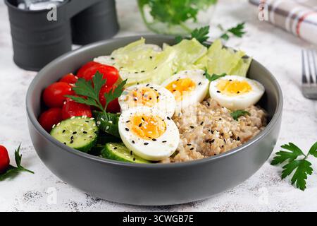 Petit déjeuner sain bol de flocons d'avoine et de légumes frais. Banque D'Images