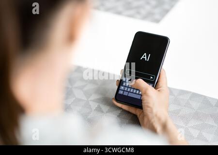 IA générer du contenu avec invite ou recherche dans le téléphone. Écrivez du texte avec l'application de chat ou chatbot. Femme utilisant l'intelligence artificielle au travail ou à la maison. Banque D'Images
