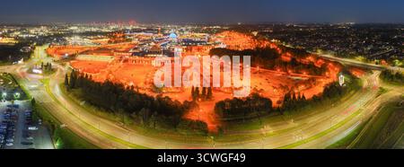 Vue aérienne du Trafford Centre et des routes environnantes avec Manchester skyline au crépuscule. Banque D'Images