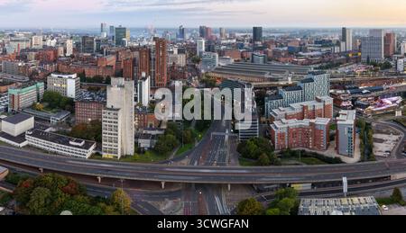 Vue panoramique sur le centre-ville de Manchester à l'aube avec la gare Piccadilly et les gratte-ciel. Banque D'Images
