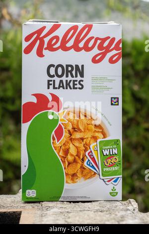 POLLENSA, MAJORQUE, ESPAGNE - 13 SEPTEMBRE 2024 boîte de flocons de maïs Kellogg Fermer produit isolé pris à l'extérieur avec un fond naturel Banque D'Images