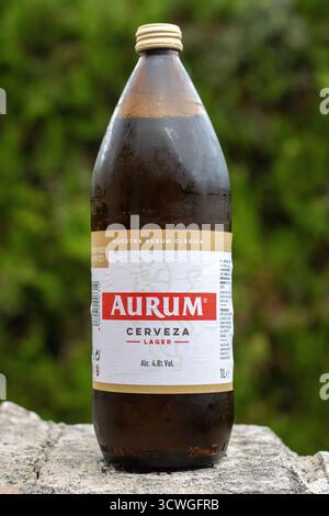 POLLENSA, MAJORQUE, ESPAGNE - 13 SEPTEMBRE 2024 Grande bouteille d'Aurum Cerveza gros plan produit isolé pris à l'extérieur avec un fond naturel Banque D'Images