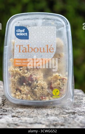 POLLENSA, MAJORQUE, ESPAGNE - 13 SEPTEMBRE 2024 cuve en plastique de Chef Select Taboule Fermer produit isolé pris à l'extérieur avec un fond naturel Banque D'Images