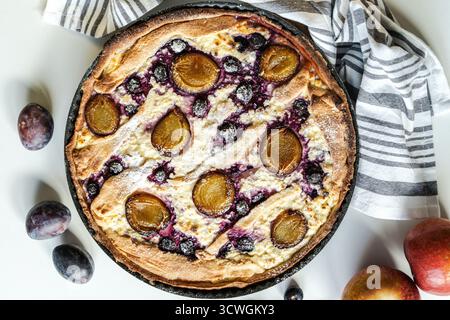 Tarte, quiche ou cheesecake avec fromage cottage, bleuets et pruneaux. Un délicieux et beau petit déjeuner. Vue de dessus. Photo de haute qualité Banque D'Images