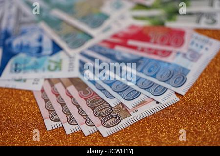 Pakistan roupies billets de banque sur fond jaune doré. Les factures d'argent pakistanaises actuelles sont sur la table en gros montant. Le concept d'affaires et d'investissement au Pakistan Banque D'Images