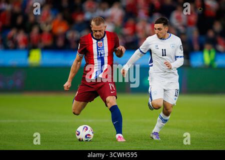 Oslo, Norvège. 11 octobre 2025. Julian Ryerson (14 ans) de Norvège et Oscar Gloukh (11 ans) d'Israël vus lors du match de qualification pour la Coupe du monde 2026 entre la Norvège et Israël au stade Ullevaal à Oslo. Banque D'Images