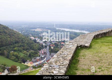 Vue depuis un mur de pierre sur une rivière vallonnée et paysage urbain, Schlossberg Heimenburg Hainburg Weinviertel basse-Autriche Autriche Banque D'Images