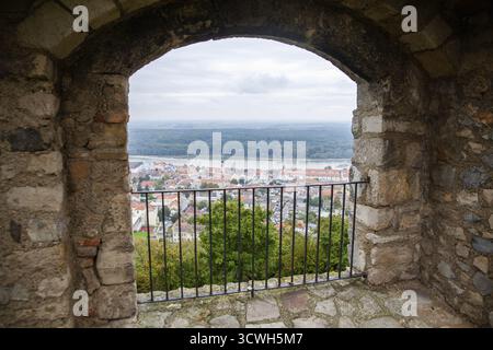 Vue depuis une fenêtre voûtée d'une ville avec un paysage fluvial, Schlossberg Heimenburg Hainburg Weinviertel basse-Autriche Autriche Banque D'Images