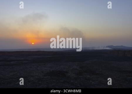 Paysage de lave au lever du soleil au cratère volcanique d'Erta Ale, en Éthiopie Banque D'Images