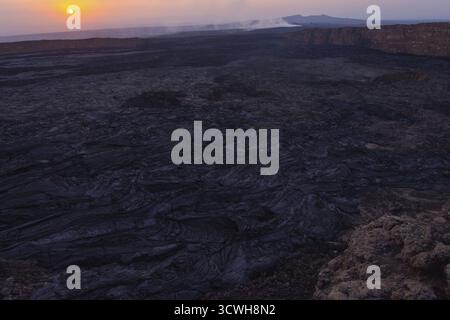 Paysage de lave au lever du soleil au cratère volcanique d'Erta Ale, en Éthiopie Banque D'Images