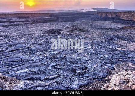 Paysage de lave au lever du soleil au cratère volcanique d'Erta Ale, en Éthiopie Banque D'Images