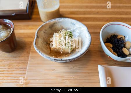 Apéritif japonais traditionnel avec tofu de sésame Goma-dofu et algues Hijiki Banque D'Images