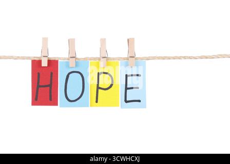 Espoir, des mots colorés accrochent sur la corde par la cheville en bois Banque D'Images