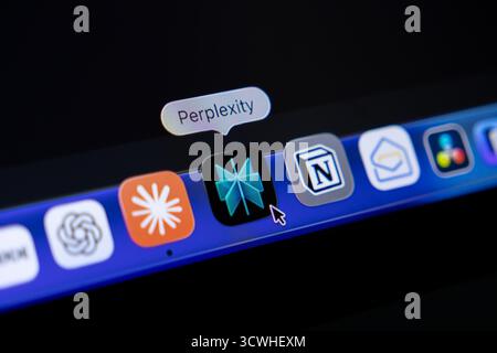 Poznan, Pologne - 11 septembre 2025 : L'icône de l'application Perplexity ai est affichée brillamment sur un dock d'ordinateur, avec un curseur de souris, représentant advanc Banque D'Images