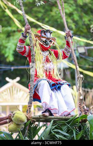 Colombo, Sri Lanka. 12 octobre 2025. Une danseuse traditionnelle sri-lankaise interprète la danse Gara Yaka à Colombo, au Sri Lanka, le 12 octobre 2025. Le rituel, enraciné dans la tradition bouddhiste cinghalaise, est exécuté pour conjurer les influences maléfiques. (Photo de Krishan Kariyawasam/NurPhoto)0 crédit : NurPhoto SRL/Alamy Live News Banque D'Images