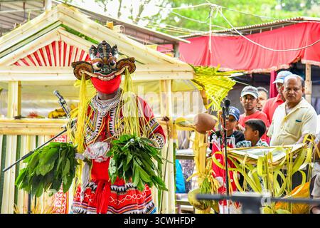 Colombo, Sri Lanka. 12 octobre 2025. Une danseuse traditionnelle sri-lankaise interprète la danse Gara Yaka à Colombo, au Sri Lanka, le 12 octobre 2025. Le rituel, enraciné dans la tradition bouddhiste cinghalaise, est exécuté pour conjurer les influences maléfiques. (Photo de Krishan Kariyawasam/NurPhoto)0 crédit : NurPhoto SRL/Alamy Live News Banque D'Images