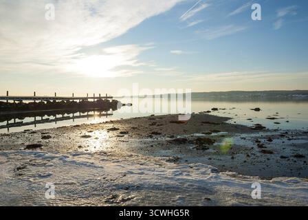 Fjord gelé en hiver, soleil scandinaves Norvège Banque D'Images