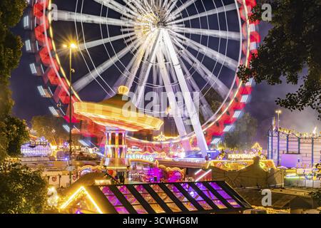 Festival folklorique à Stuttgart. Le 178e Cannstatter Volksfest sur le Wasen est l'un des festivals traditionnels les plus importants d'Allemagne. Grande roue, Banque D'Images