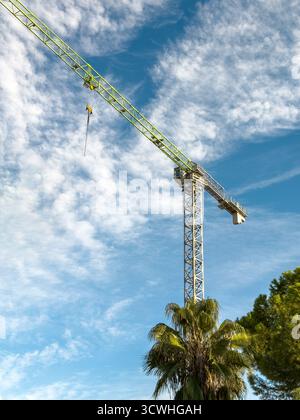 Bras de grue de construction gros plan sous ciel nuageux bleu clair Banque D'Images