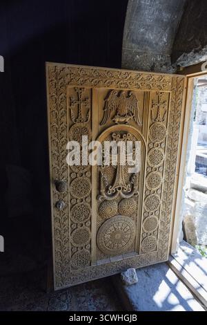 Porte en bois sculptée détaillée avec des motifs complexes, monastère Saint-Jean près de Lanjar, Saint-Jean-Baptiste, monastère Surb Karabet, province d'Ararat, arme Banque D'Images