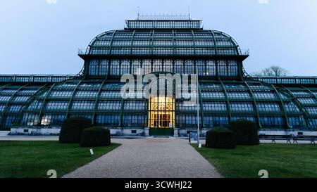 Palmenhaus Schönbrunn, serre historique en verre et en fer située dans les jardins du palais de Schönbrunn, Vienne, Autriche. Banque D'Images