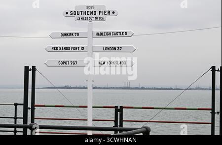10 octobre 2025. Panneau à Pier Head, Southend on Sea, ville de Southend, Royaume-Uni, à 1,33 kilomètres de la mer. Dunkerque 79 miles. New York 3, 493 km. Banque D'Images