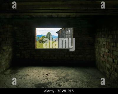 Vue de la fenêtre maison inachevée, maisons traditionnelles en bois avec toit de bardeaux en Transylvanie, arbres, paysage dans les montagnes de Roumanie, Banque D'Images