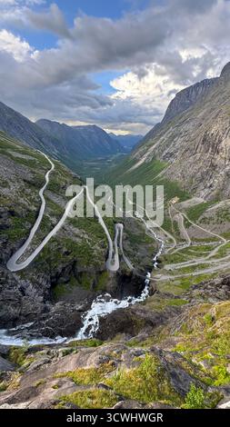 Trollstigen, route de montagne emblématique de Norvège avec 11 virages en épingle à cheveux, une pente raide et une vue imprenable sur les vallées et les cascades Banque D'Images