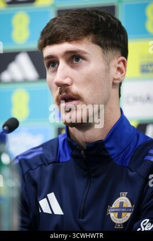 Belfast, Royaume-Uni. 12 octobre 2025. Soccer : équipe nationale, qualification pour la Coupe du monde, avant le match à Belfast, conférence de presse d'Irlande du Nord, Trai Hume (Irlande du Nord) prend la parole. Crédit : Christian Charisius/dpa/Alamy Live News Banque D'Images