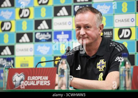 Belfast, Royaume-Uni. 12 octobre 2025. Football : équipe nationale, qualifications pour la Coupe du monde, avant le match à Belfast, conférence de presse Irlande du Nord, l'entraîneur Michael O'Neill prend la parole. Crédit : Christian Charisius/dpa/Alamy Live News Banque D'Images
