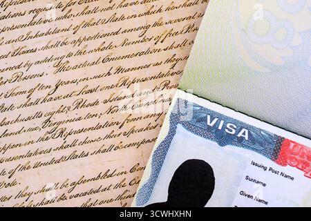Vue rapprochée d'un visa américain estampillé sur une page de passeport avec fond de Constitution américaine. Concept de voyage et d'immigration Banque D'Images