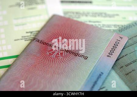 Le spécimen de carte de résident permanent temporaire allemand se trouve sur le formulaire fiscal allemand close up. Fiktionsbescheinigung et einkommensteuerklarung Banque D'Images