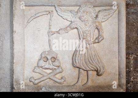 Sculpture sur pierre de la faucheuse sainte et sinistre avec crâne et os croisés, cathédrale de Peterborough, Cambridgeshire, Angleterre, Royaume-Uni Banque D'Images