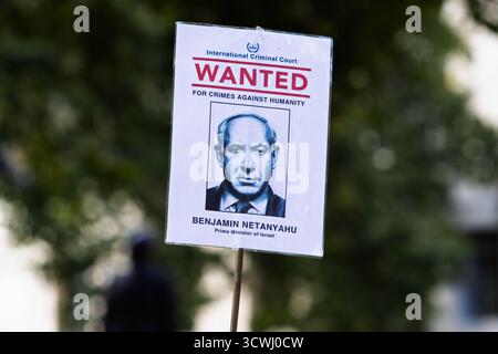 Une pancarte anti Benjamin Netanyahou est photographiée en cours de marche nationale pour la Palestine à Londres le 5 octobre 2025 Banque D'Images