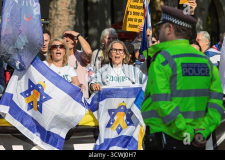 Londres, Royaume-Uni. 11th Oct, 2025.les partisans pro Israël réagissent alors que les partisans pro palestiniens passent devant eux pendant la Marche nationale pour la Palestine Banque D'Images