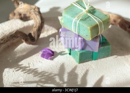 Cubes de savon naturel sur fond d'éléments naturels. Artisanat et passe-temps. Cosmétiques et beauté. Produits écologiques. Arrière-plan Banque D'Images