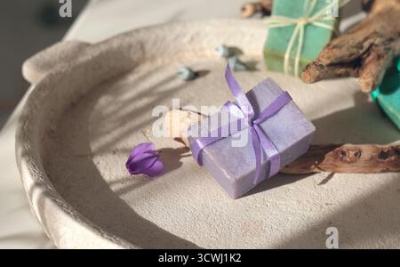 Cubes de savon naturel sur fond d'éléments naturels. Artisanat et passe-temps. Cosmétiques et beauté. Produits écologiques. Arrière-plan Banque D'Images